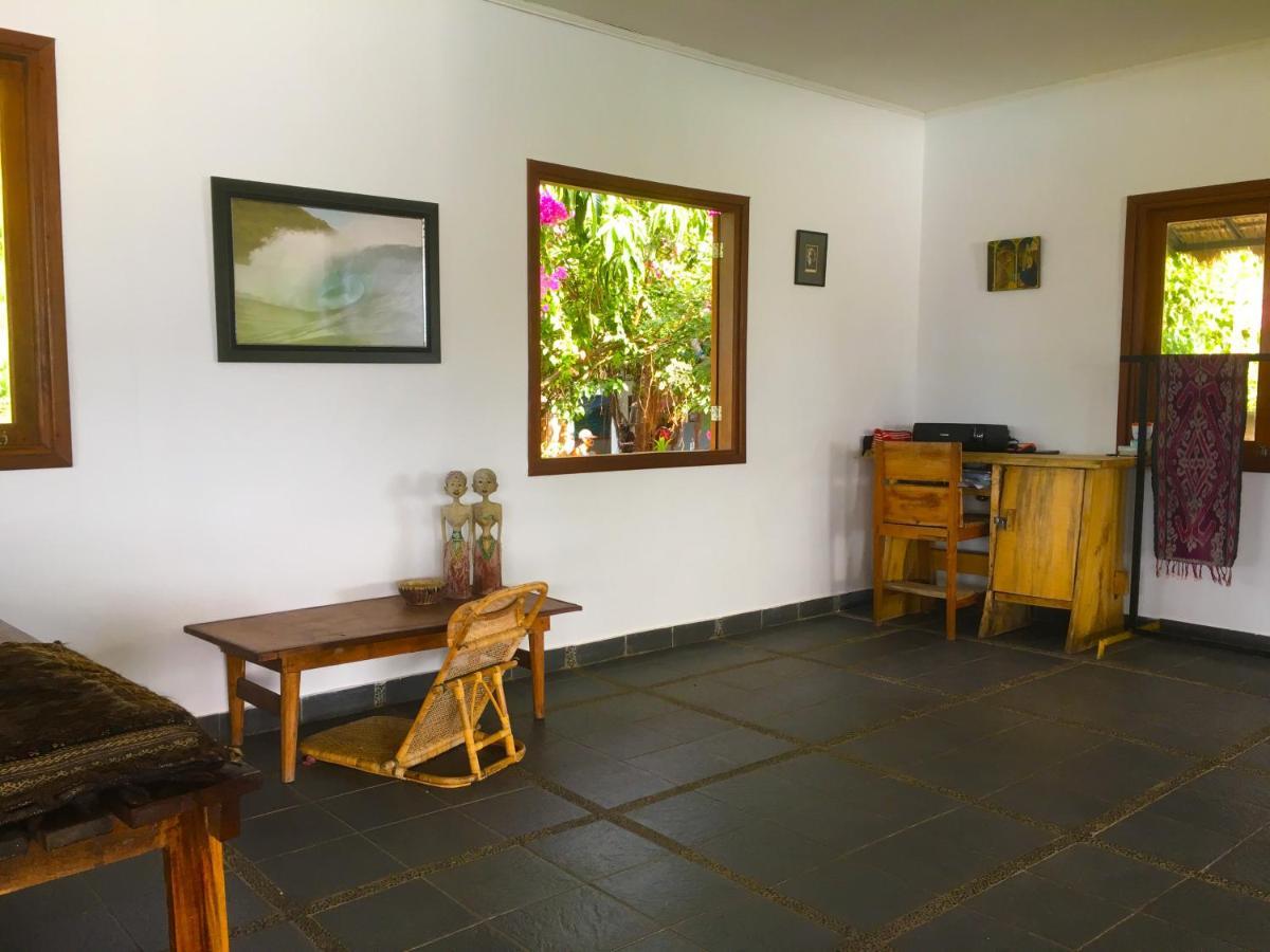 Merdeka House Maluk Exterior foto