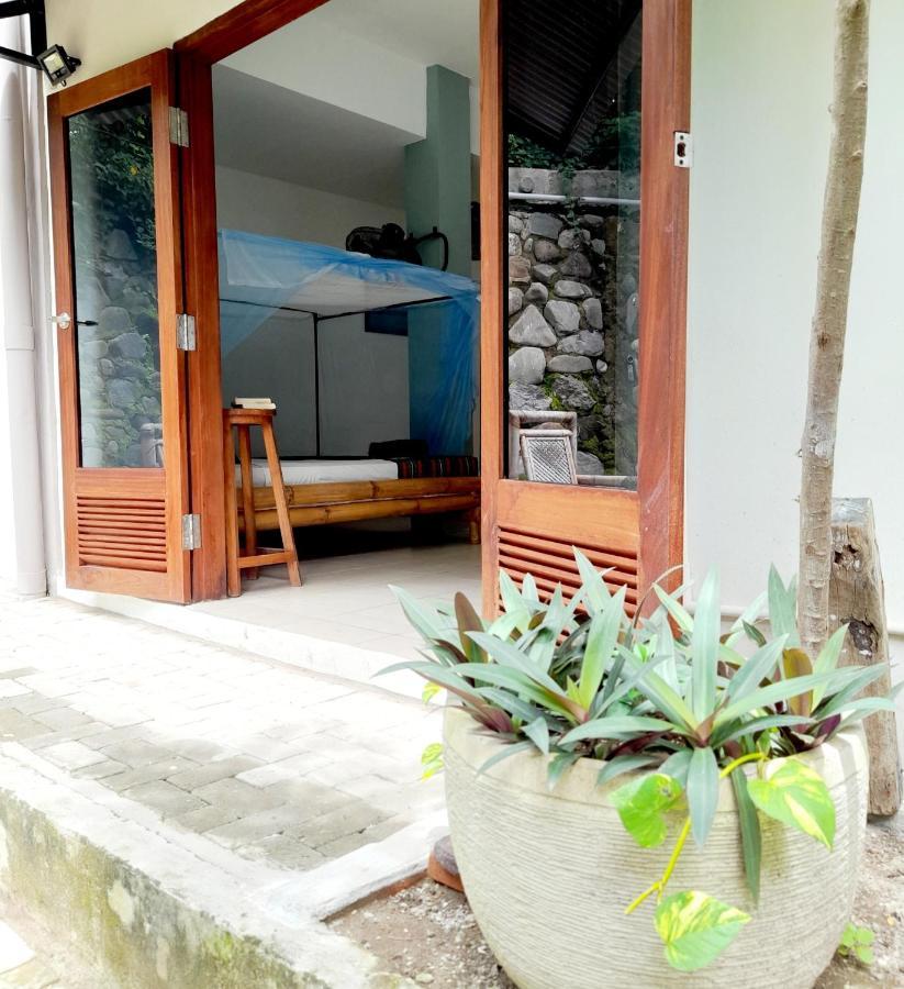 Merdeka House Maluk Exterior foto