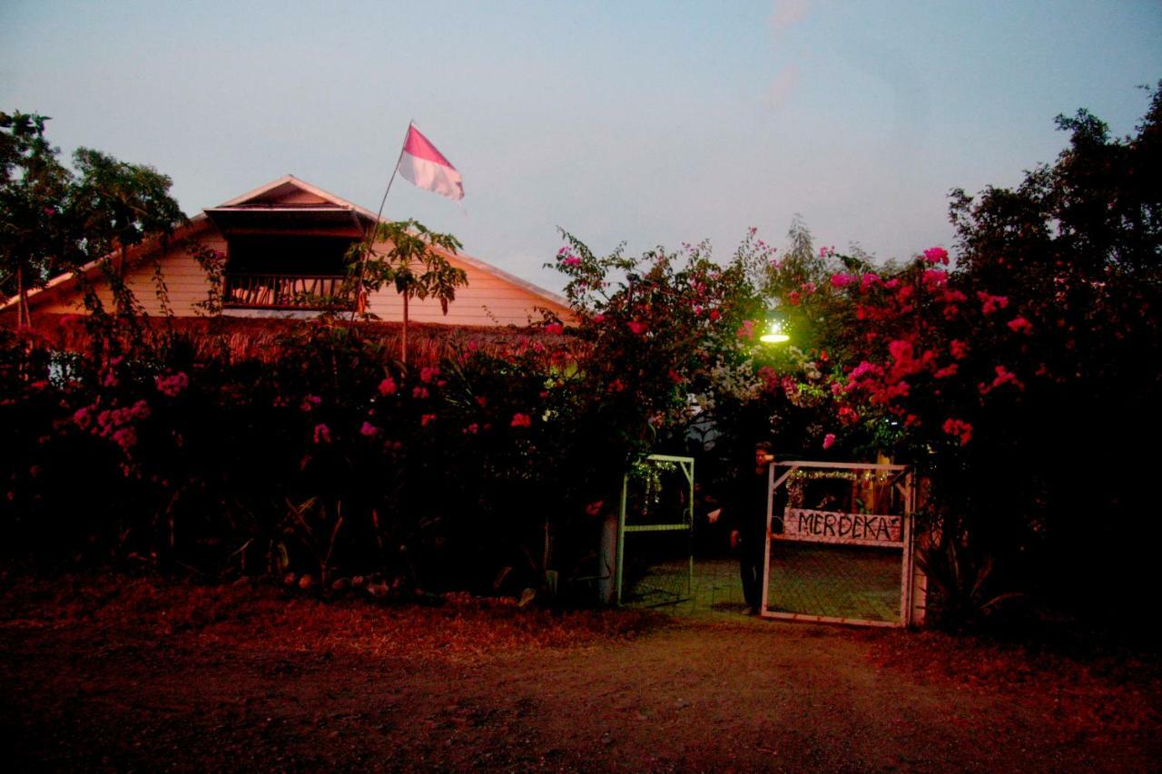 Merdeka House Maluk Exterior foto