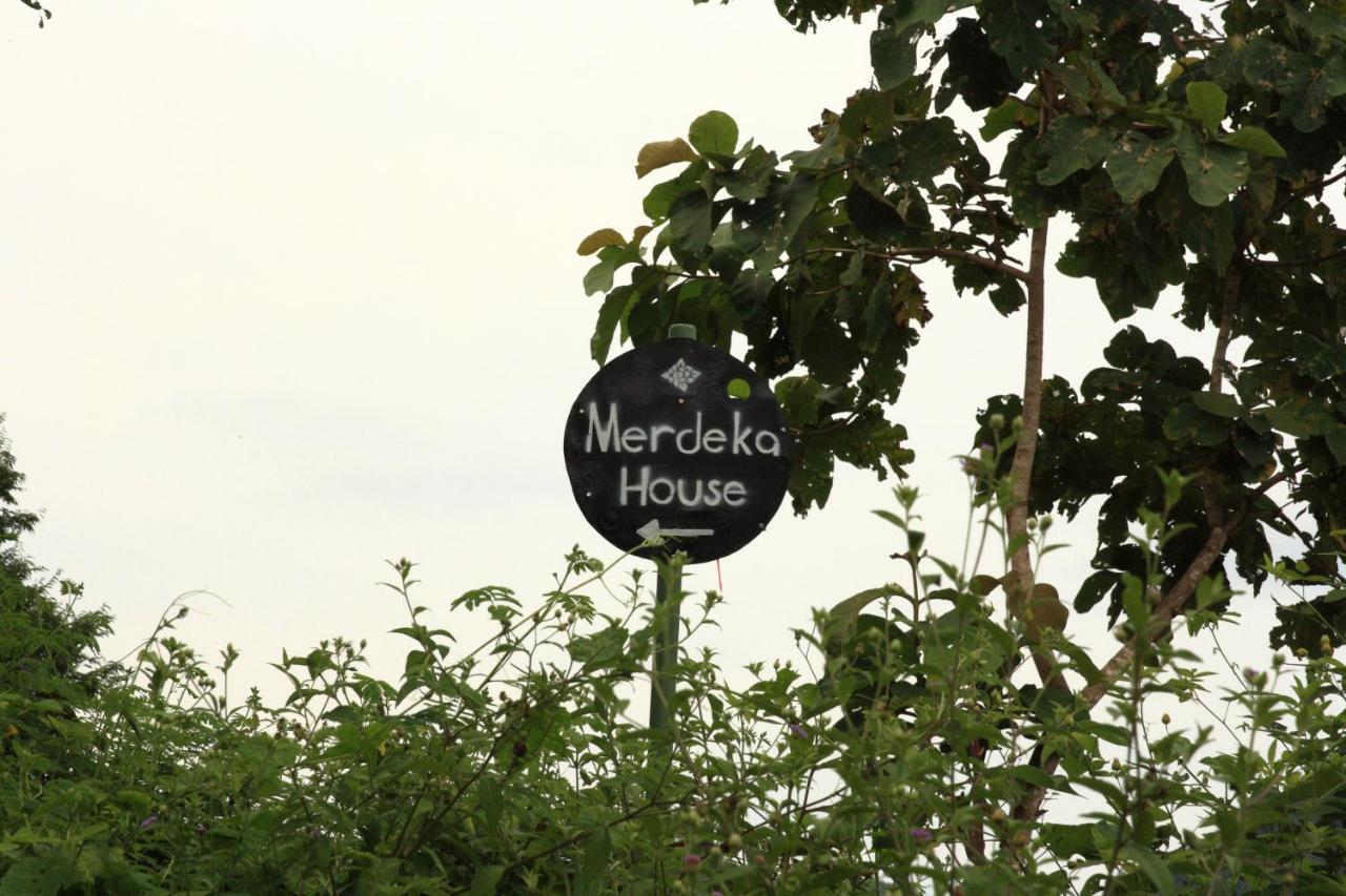 Merdeka House Maluk Exterior foto